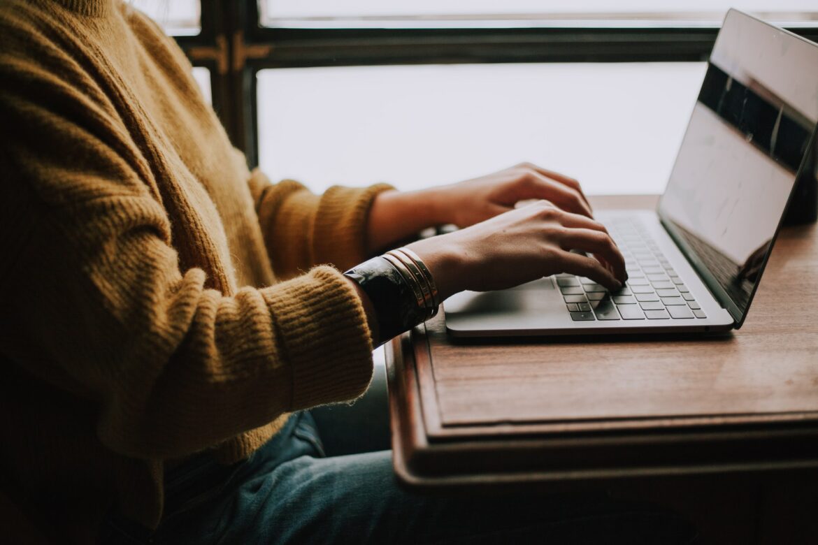 christin-hume-mfB1B1s4sMc-unsplash Najważniejsze informacje o smart contracts